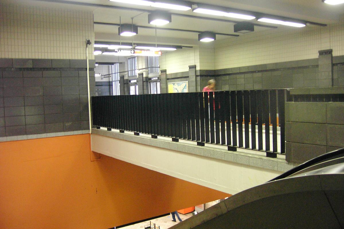 Fiche média no. 91942 Station Crémazie; Édicule Nord de la station dont on voit les portes de l'accès arrière. Il est intégré au siège social du Syndicat de la Fédération des Travailleurs du Québec ou F.T.Q. Au bout de la passerelle, on aperçoit l'entrée arrière de l'édifice vue depuis l'intérieur. 26/31 Ligne Orange Métro de Montréal