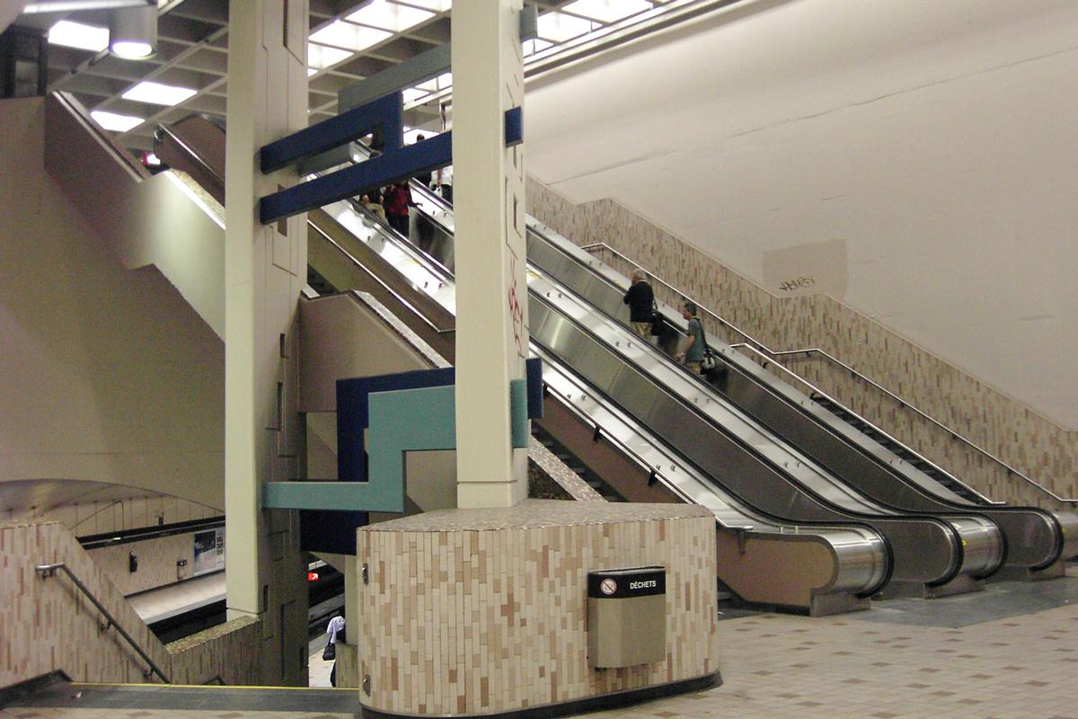 Fiche média no. 91948 Station Crémazie; Grande salle de la station; aperçu en simultané de la mezzanine en haut, des l'escaliers mécaniques et de granit, du niveau passerelle, et des quais en bas à gauche. 26/31 Ligne Orange Métro de Montréal