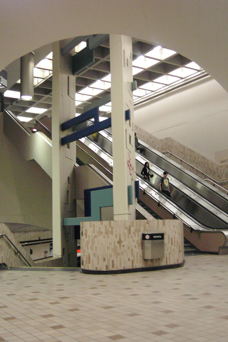 Fiche média no. 91947 Station Crémazie; Au fond de la station, sur le niveau de la passerelle inter-quais, Un aperçu de l'architecture et des escaliers mécaniques dans la grande salle de la station. 26/31 Ligne Orange Métro de Montréal