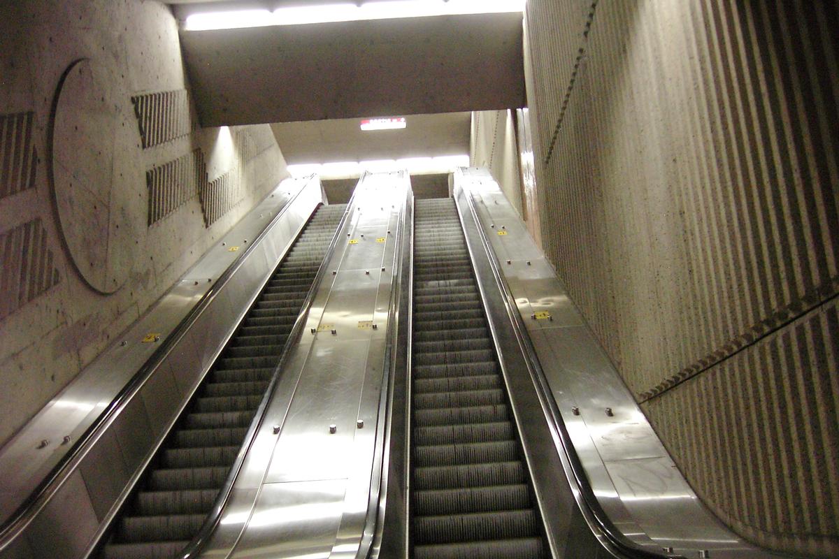 Fiche média no. 89943 Puits d'escaliers mécaniques de l'extrémité Est de la Station De-l'Église, il relie le niveau passerelle enjambant les quais et les voies du fond de la station au niveau mezzanine qui débouche sur l'édicule Est de la station. 23/27 Ligne Verte Métro de Montréal