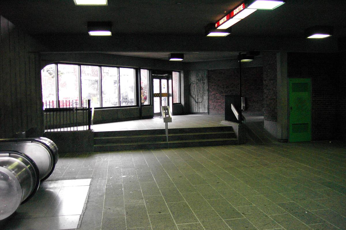 Station Monk, intérieur de l'édicule nord-ouest de la station. 26/27 ligne Verte Métro de Montréal 