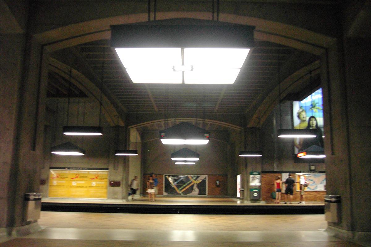Fiche média no. 91182 Station Bonaventure; Une Vue transversale de la station; photo prise au tiers ouest de la station sur le quai direction Côte-Vertu (à droite); direction Montmorency à Gauche, sur l'autre quai. 14/31 Ligne Orange Métro de Montréal