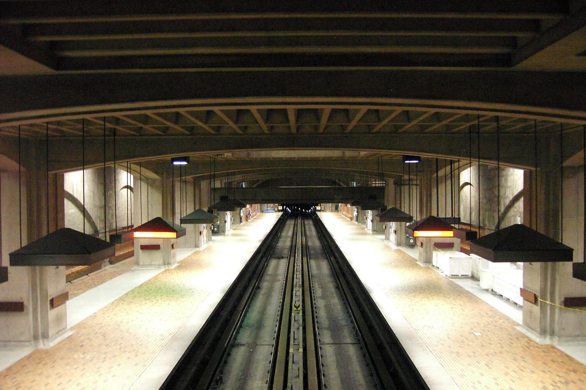 Fiche média no. 91180 Station Bonaventure; Aperçu de la station en direction Est(Montmorency), niveau passerelle enjambant les voies et les quais, la passerelle est à un niveau intermédiaire situé entre la mezzanine(juste au dessus de ce plafond) et les quais. 14/31 Ligne Orange Métro de Montréal