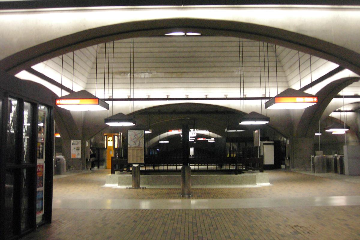 Fiche média no. 91179 Station Bonaventure; Partie centrale de la station, sur le niveau mezzanine,(guérites de perception), en regardant vers l'ouest. 14/31 Ligne Orange Métro de Montréal
