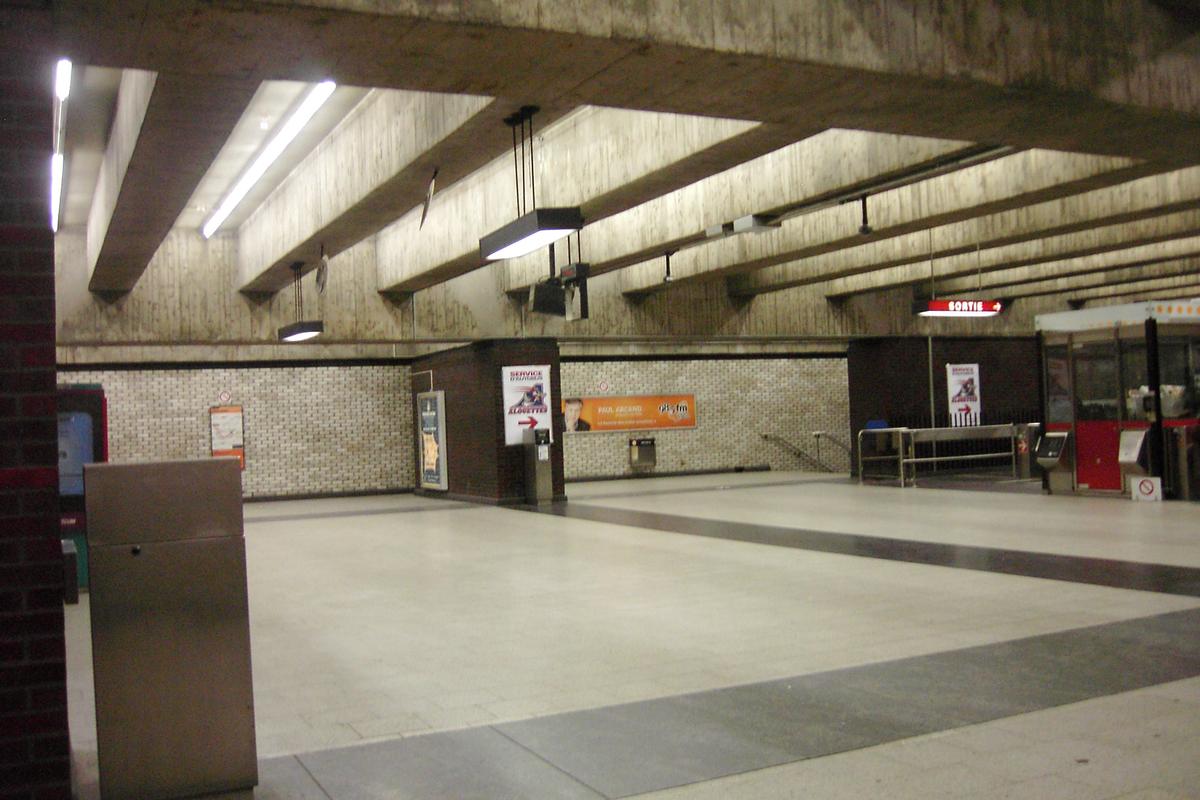 Fiche média no. 91221 Station Square-Victoria;. Aperçu de la mezzanine (extrémité ouest) après avoir acquitté son droit de passage, en franchissant la guérite de perception. Mur nord de la station, celui que longe le quai direction Côte-Vertu (à gauche). 15/31 Ligne Orange Métro de Montréal