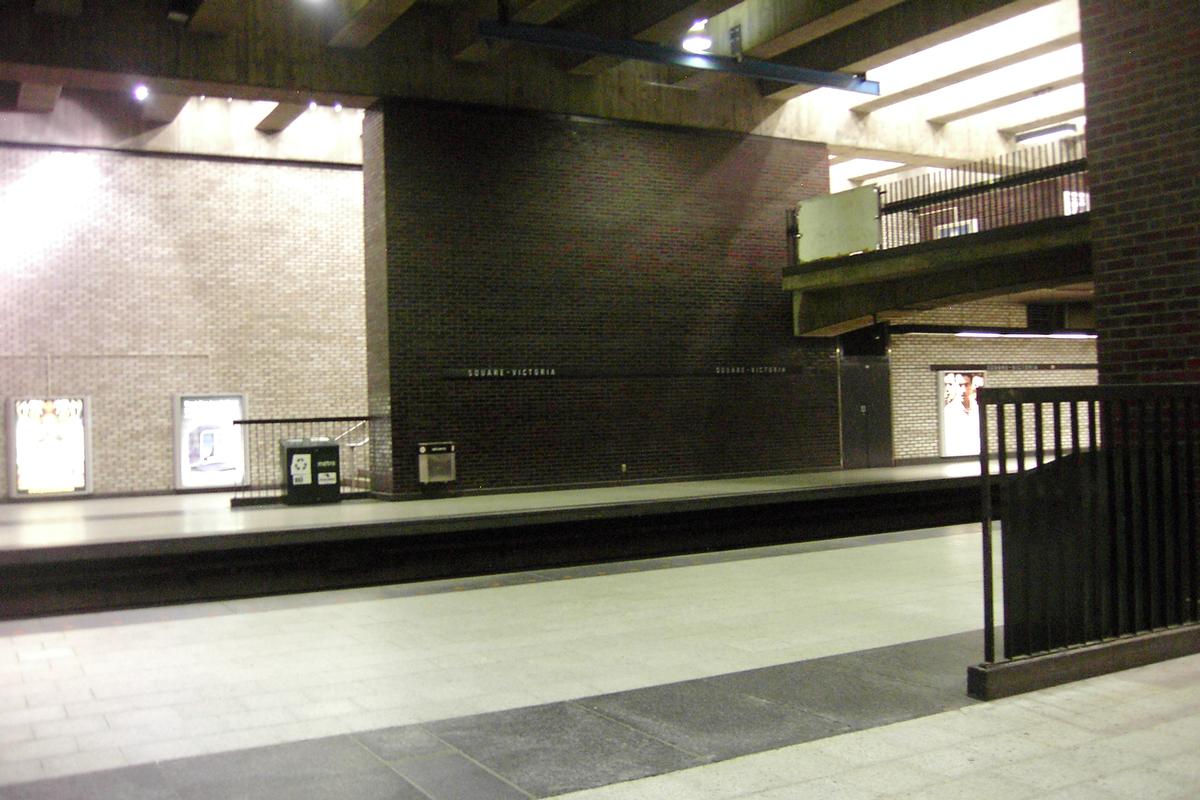 Fiche média no. 91224 Station Square-Victoria; Aperçu au niveau des quais, photo prise sur le côté direction Montmorency (à droite); En haut à droite, extrémité ouest du niveau mezzanine enjambant les voies. 15/31 Ligne Orange Métro de Montréal