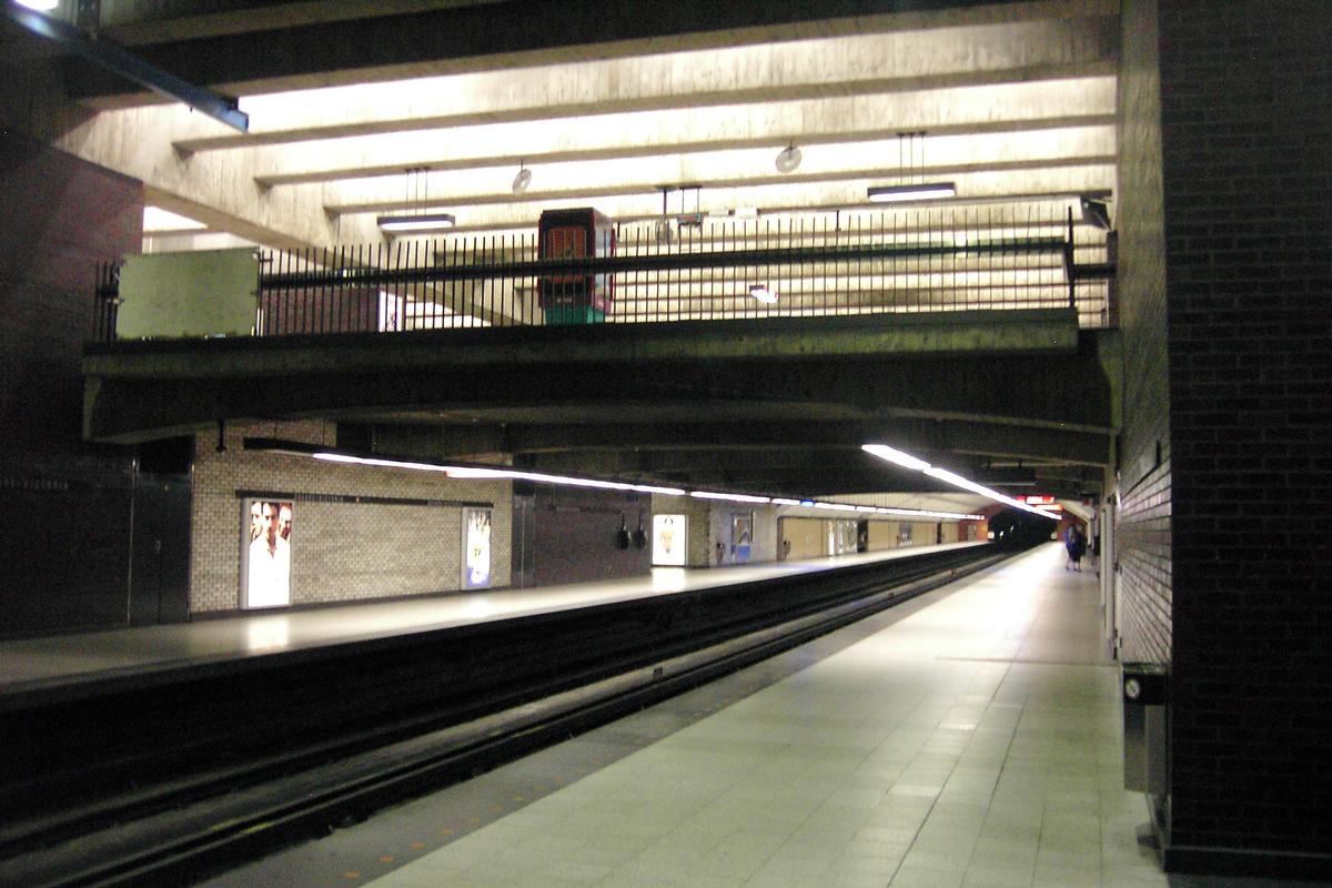Fiche média no. 91227 Station Square-Victoria; Aperçu simultané du niveau des quais et de l'éxtrémité ouest de la mezzanine; en regardant dans la direction Montmorency. 15/31 Ligne Orange Métro de Montréal