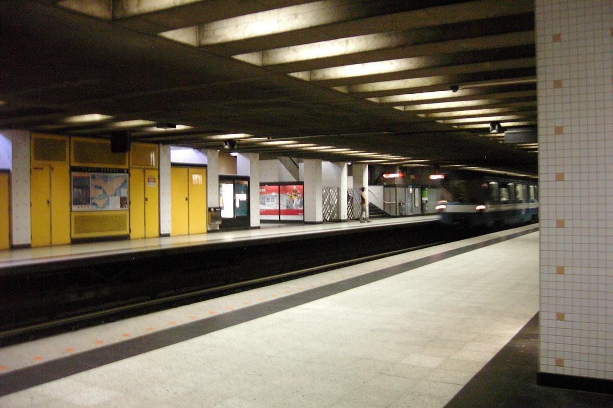 Métro von Montreal - Orange Linie - Bahnhof Place-D'Armes 