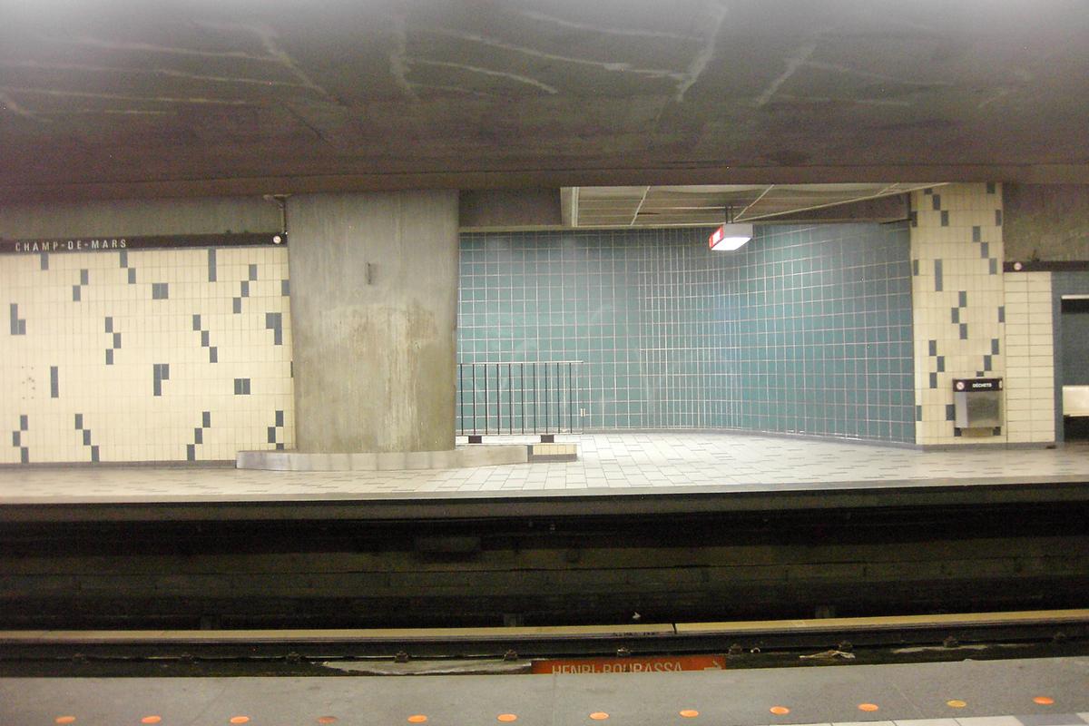 Fiche média no. 91380 Station Champs-De-Mars; Sur le quai direction Montmorency(à droite), aperçu des détails et des couleurs de la partie centrale de la station. 17/31 Ligne Orange Métro de Montréal