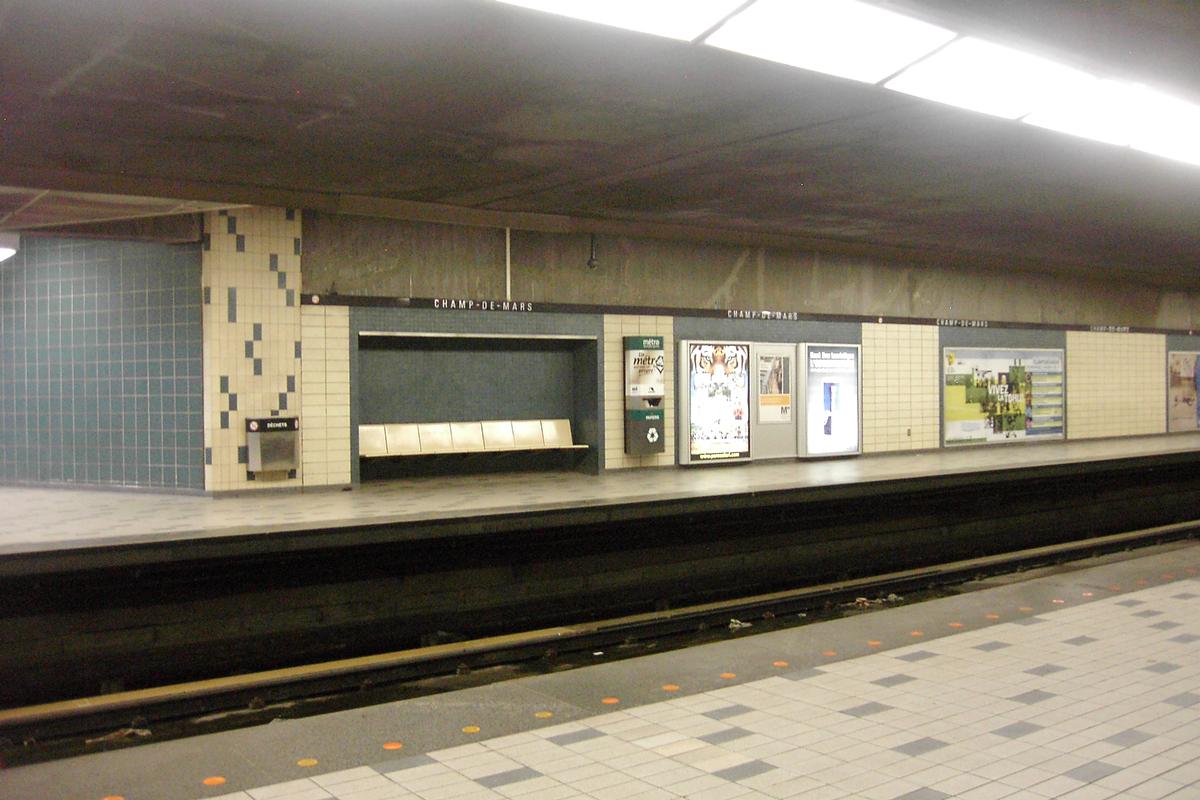 Fiche média no. 91381 Station Champs-De-Mars; Sur le quai direction Montmorency(à droite), aperçu des détails et des couleurs de la partie centrale de la station. 17/31 Ligne Orange Métro de Montréal