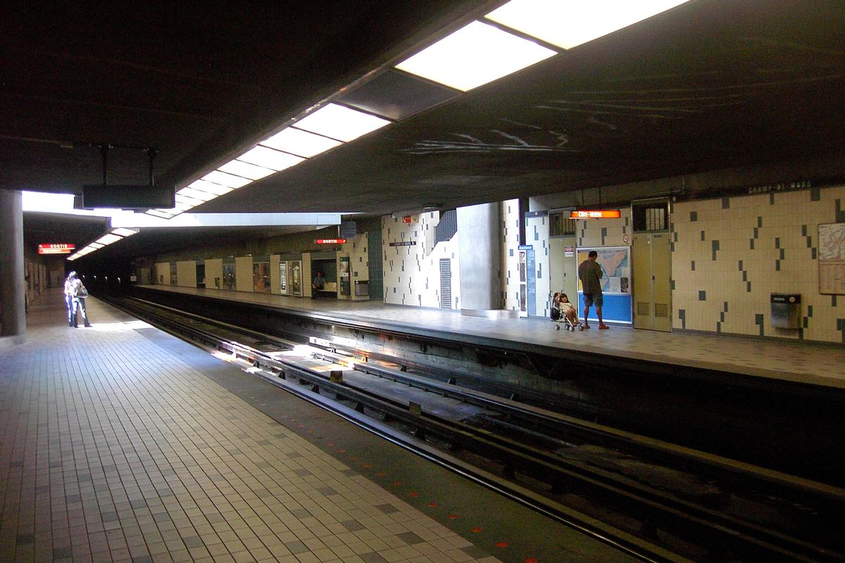 Fiche média no. 91382 Station Champs-De-Mars; Sur le quai direction Montmorency (par en arrière), en regardant en direction Côte-Vertu (en avant), aperçu des détails et des couleurs de la station. 17/31 Ligne Orange Métro de Montréal