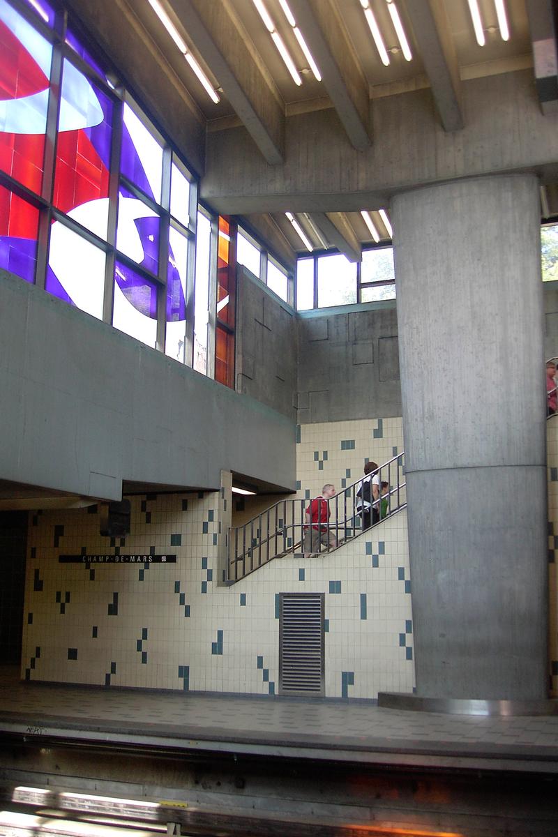 Fiche média no. 91384 Station Champs-De-Mars; Aperçu de l'escalier reliant le quai direction Côte-Vertu, à la mezzanine en haut à droite; vue de l'extrémité Ouest de l'édicule de la station. 17/31 Ligne Orange Métro de Montréal