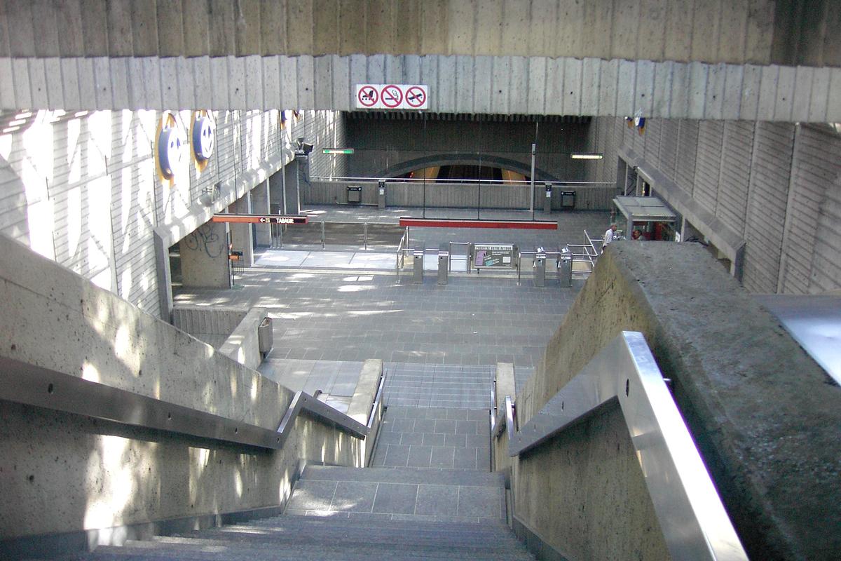 Fiche média no. 91655 Station Préfontaine; Aperçu du niveai de la mezzanine vue depuis le haut de l'escalier en surface; Grande salle de la station, construite à ciel ouvert et recouverte d'une verrière sur structure d'acier. 09/27 Ligne Verte Métro de Montréal