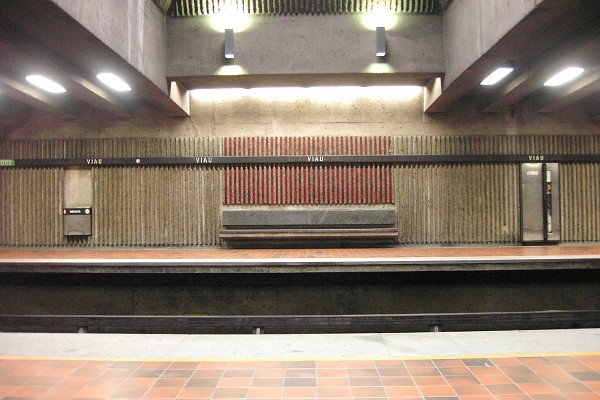 Station Viau; Aperçu de la décoration et des couleurs de la station. 06/27 Ligne Verte Métro de Montréal 