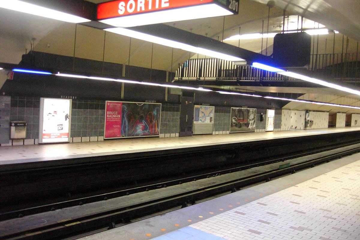 Station Beaudry; Aperçu des détails et des couleurs de la partie centrale de la station. 12/27 Ligne Verte Métro de Montréal 
