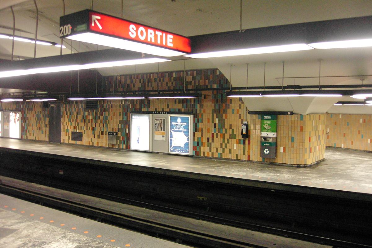 Fiche média no. 92279 Station Papineau; Aperçu de la partie centrale de la station; en jettant un regard sur le quai direction Honoré-Beaugrand (vers la gauche). 11/27 Ligne Verte Métro de Montréal