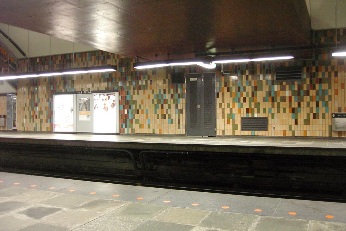 Fiche média no. 92280 Station Papineau; Aperçu des couleurs et de la décoration de la partie centrale de la station, juste dessous la passerelle inter-quais. 11/27 Ligne Verte Métro de Montréal