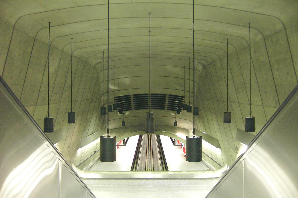 Fiche média no. 92229 Station Radisson; Dans l'escalier mécanique, reliant le niveau mezzanine à la passerelle inter-quais, en regardant vers l'ouest en direction Angrignon. Côté Ouest de la grande salle de la station,qui est située sous la rue Sherbrooke. 02/27 Ligne Verte Métro de Montréal