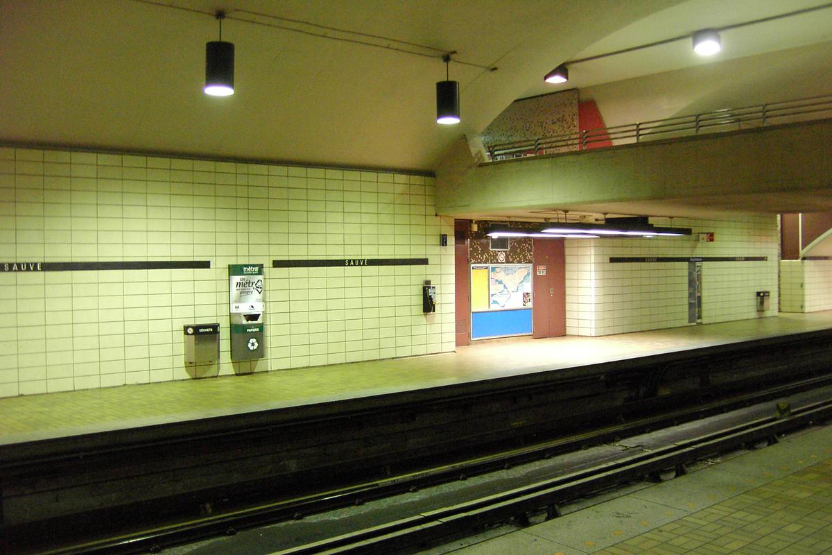 Fiche média no. 93065 Station Sauvé; Détails de la décoration et des couleurs de la partie centrale de la station, juste en dessous de la passerelle inter-quais. 27/31 Ligne Orange Métro de Montréal