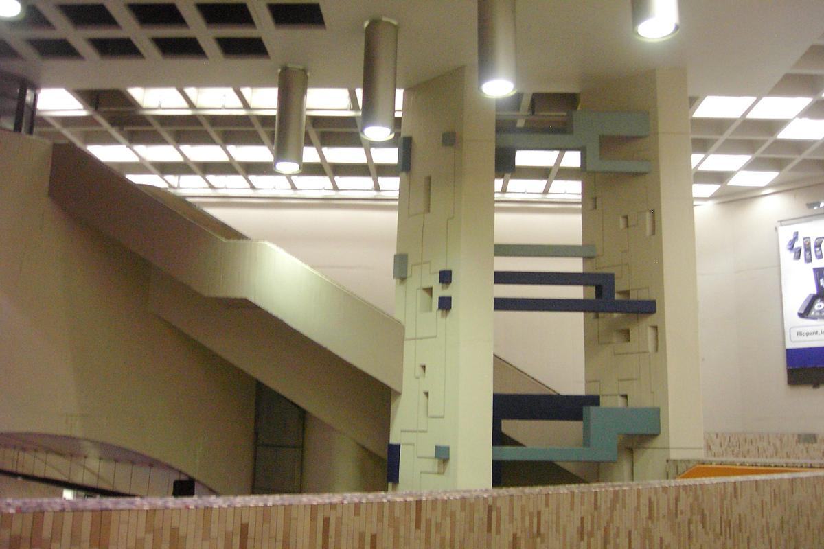 Fiche média no. 93082 Station Crémazie; Sur la passerelle inter-quais, aperçu du côté Ouest de la station, avec ses escaliers. 26/31 Ligne Orange Métro de Montréal
