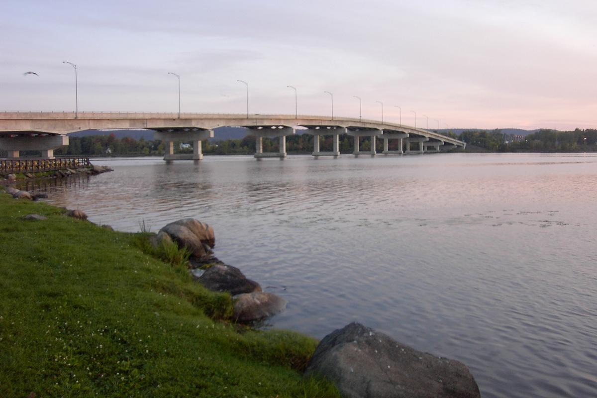 Fiche média no. 137394 Pont du Long-Sault reliant les villes de Hawkesbury en Ontario et de Grenneville au Québec; pont à poutres en béton, largeur du tablier est de quatre voies, deux dans chaque direction; construit en 1998 et remplace un ancien pont qui fut démoli après construction de ce dernier. Franchit la rivière aux Outaouais