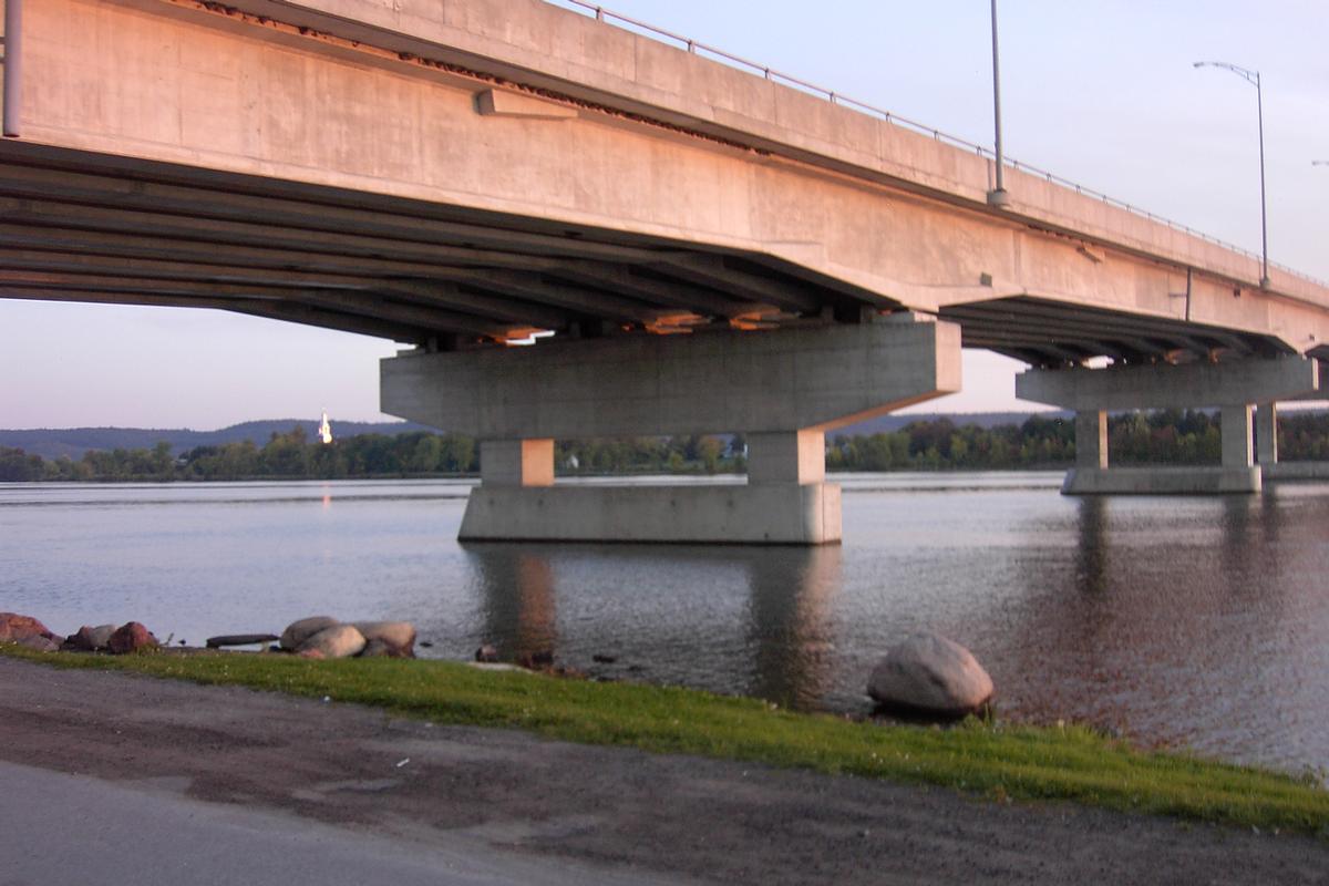 Fiche média no. 137396 Pont du Long-Sault à Hawkesbury en Ontario; faisant trait d'union avec le Québec au village de Grenneville. Détail des poutres en dessous du tablier; Construit en 1998