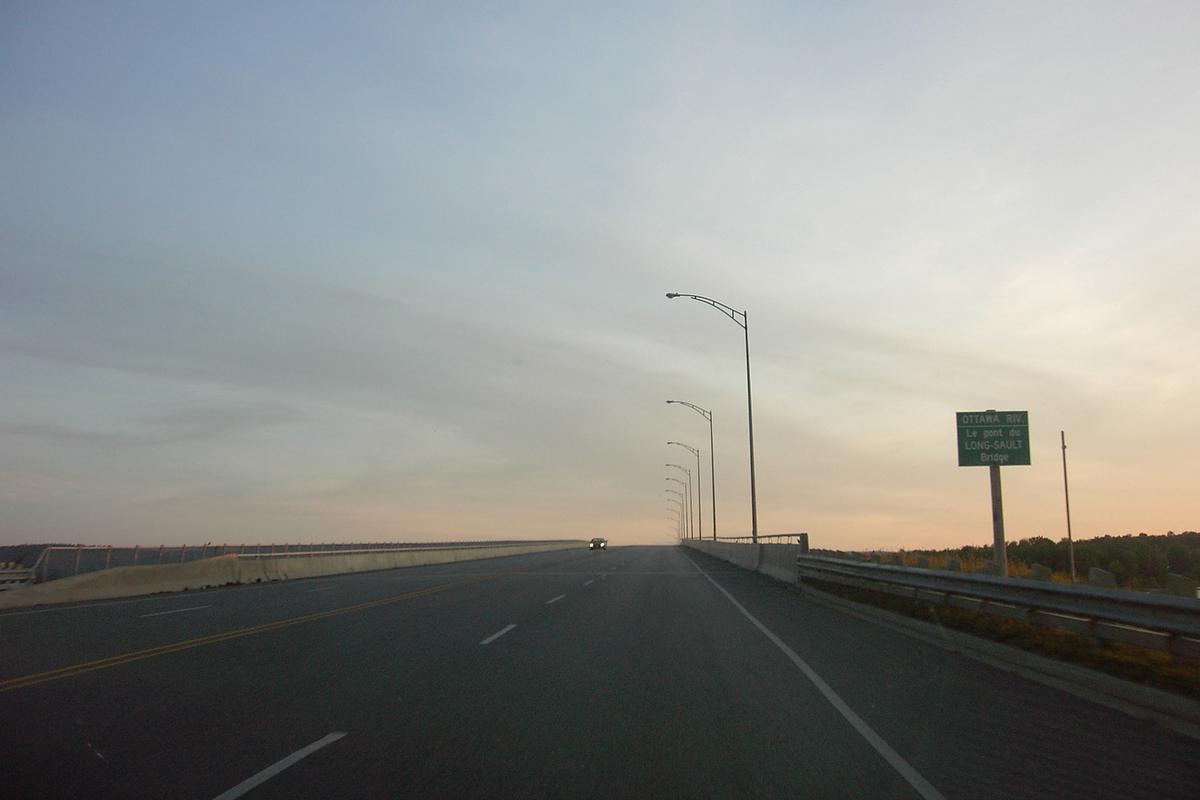 Fiche média no. 137397 Pont du Long-Sault, aperçu du tablier, deux voies de roulement en chaque direction; quittant Hawkesbury Ontario pour Grenneville au québec en direction Nord. franchit la rivière aux Outaouais