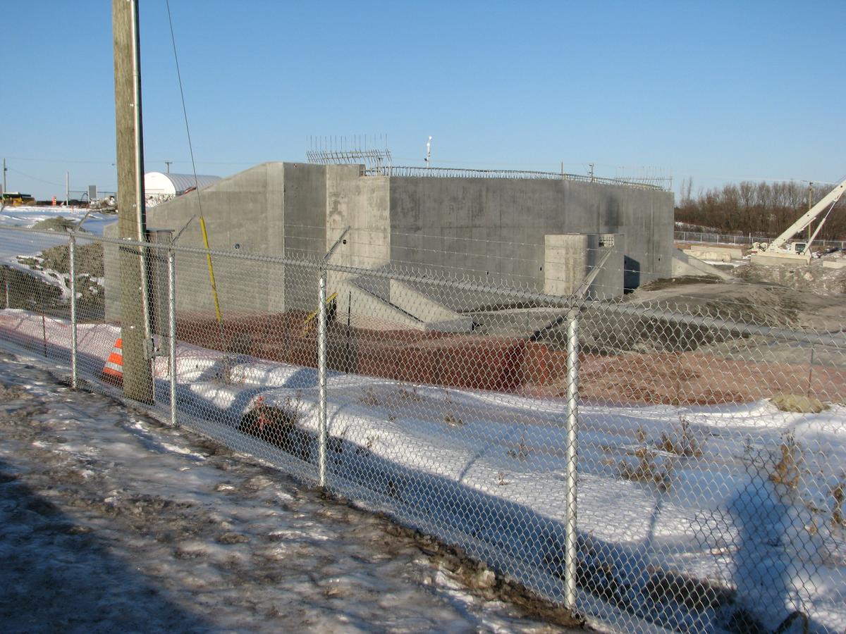 Cinq mois plus tard; le devant de la culée nord à Laval Qc Ca structure de béton assise sur les pieux d'acier dans la photo précédente 