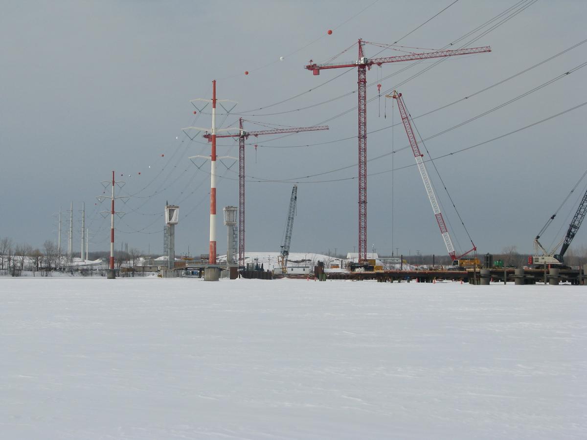 Fiche média no. 136427 En plein centre de la rivière Des-Prairies à 600 mètres de l'une ou l'autre des deux rives, sur 0,7 mètre de glace, de quoi porter un camion poids-lourd; aperçu du chantier après 9 mois de travaux