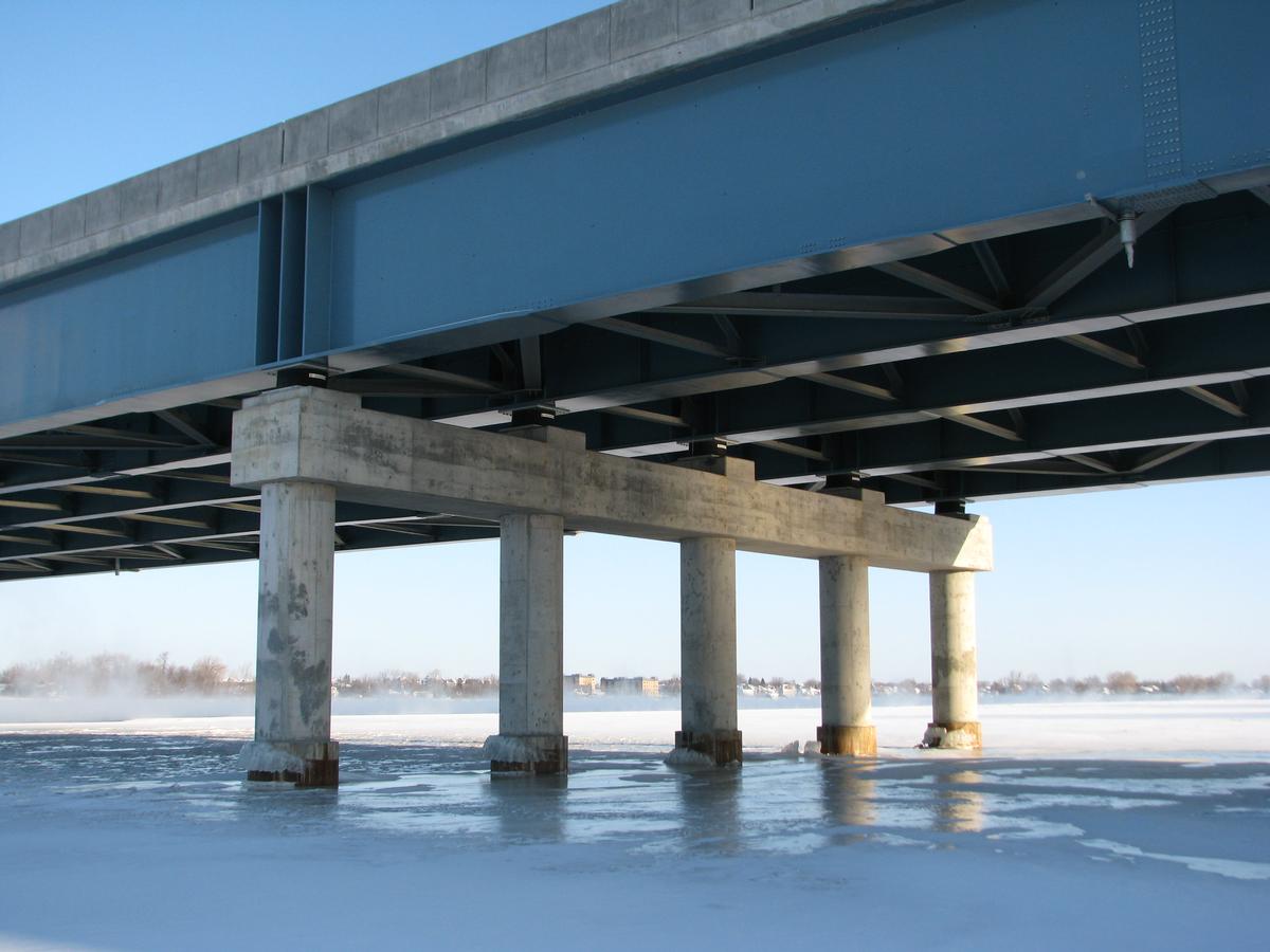 Fiche média no. 177717 Pile No 7 de la section à poutres; la hauteur des poutres de cette structure d'acier est de quatre mètres et la largeur du tablier est d'environ trente mètres. L'épaisseur de la glace aux alentours et sous le pont est d'environ quarante centimètres
