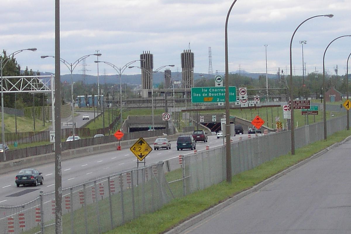 Vue du portail nord du tunnel L-H Lafontaine à Montréal; en regardant en direction de la rive Sud Longueuil Qc Ca 