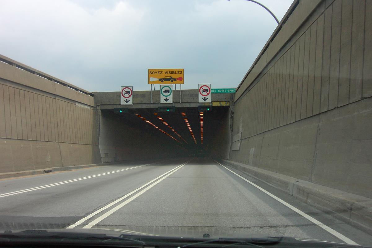 Tunnel Louis-Hippolyte-LafontaineÉntrée portail nord vers île charron en direction sud 
