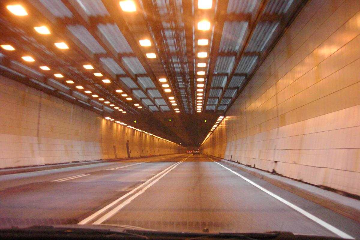 Tunnel Louis-Hippolyte-Lafontaine; Descente côté nord sur 400 mètres, pente = 4,5 % 