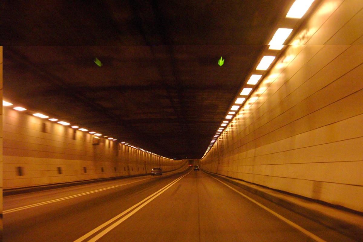 Tunnel Louis-Hippolyte-LafontainePente descendante de 4,5 %, à 100 mètres du puits de la tour de ventilation Nord 