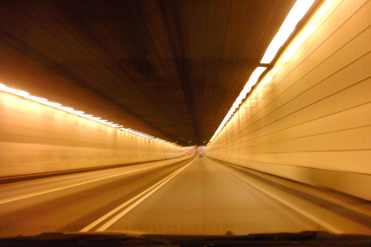 Tunnel Louis-Hippolyte-LafontaineEn direction sud, au 3/4 de la traversée sous fluviale 