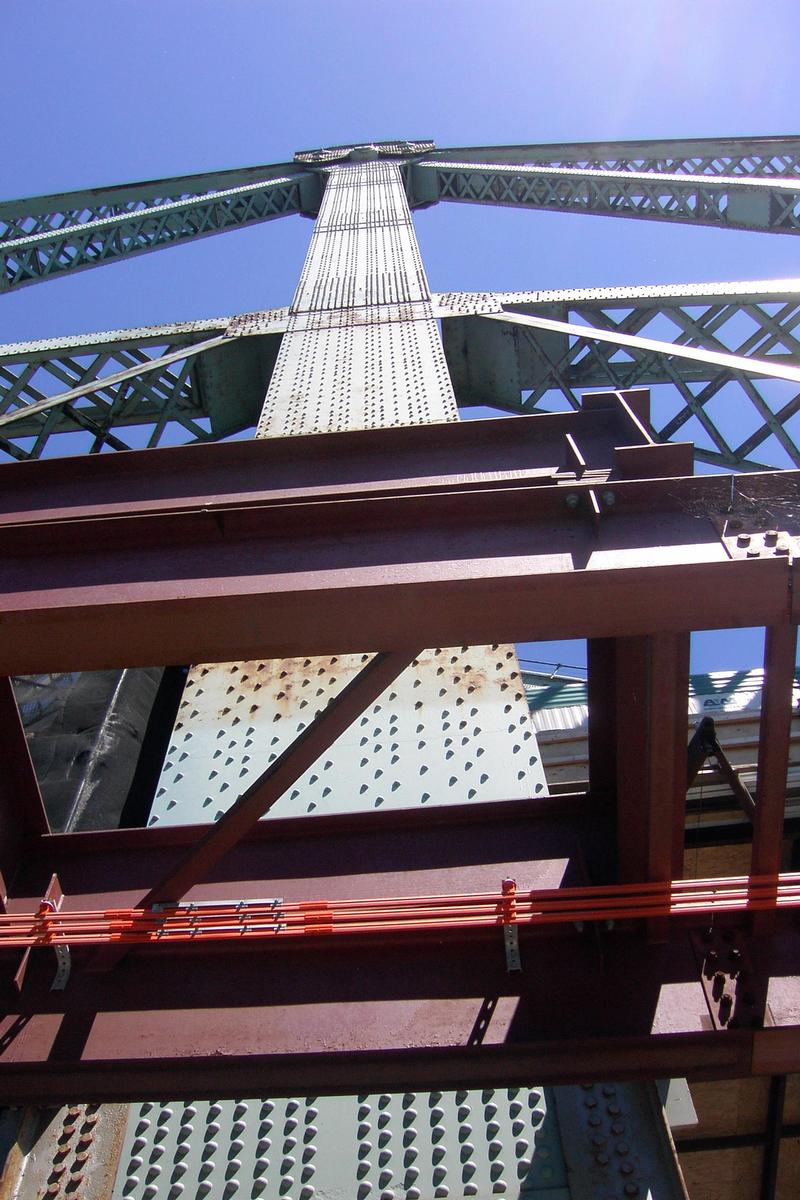 Fiche média no. 137434 Pont Jacques-Cartier, partie la plus élevée de la structure en porte-à-faux du pont; ça environne les cent-trente mètres de hauteur, le dégagement sous la structure pour les navires est d'environ 70 mètres