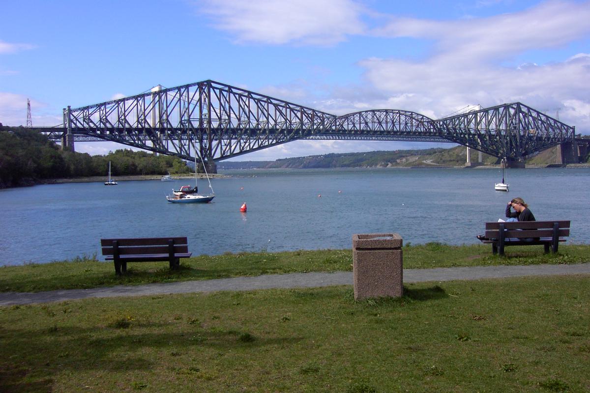 Pont de Québec pris d'un parc municipal de Lévis, rive sud en face de la ville de Québac Qc Ca 