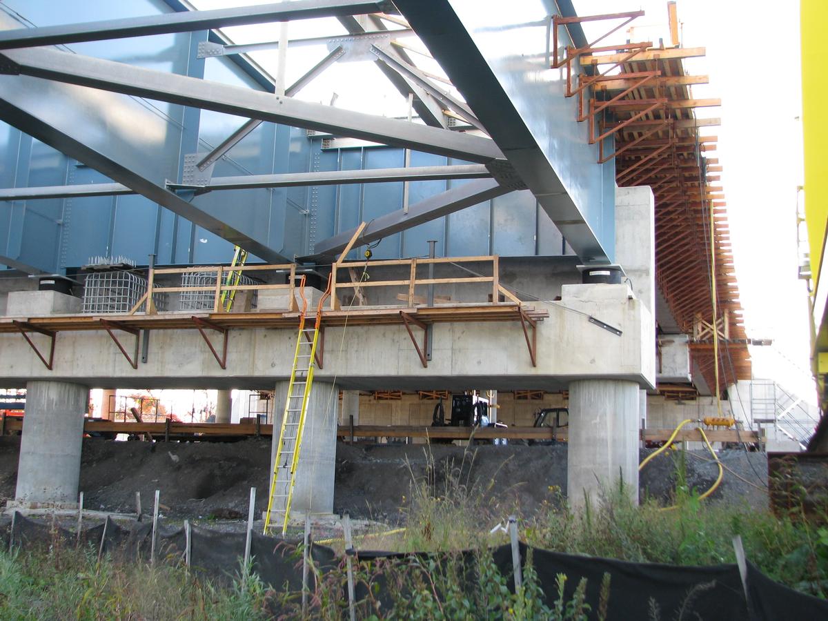 Aperçu du début de la structure d'acier à l'extrémité sud du pont (ïle de Montréal) 