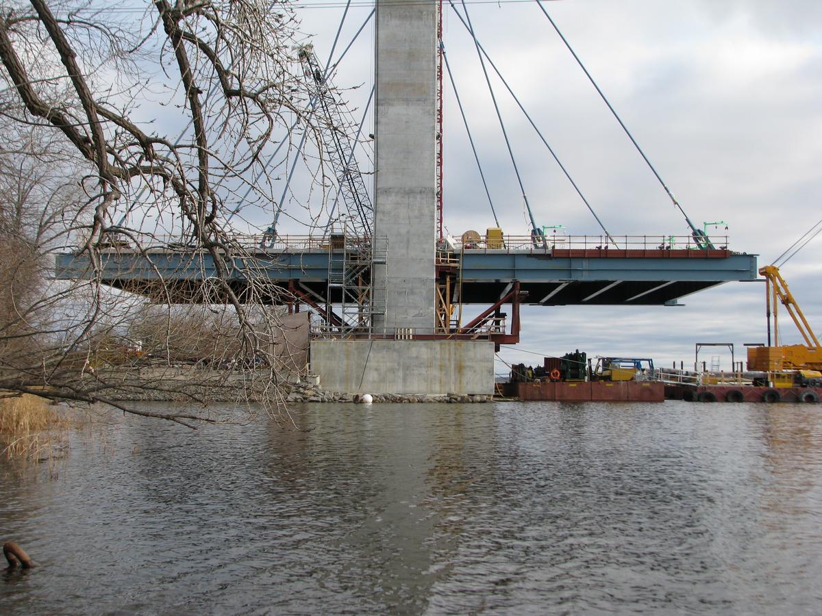 Pose des travées haubanées sur le pylône nord qui est situé sur la rive à Laval, extrémité nord du pont; 15 Novembre 2009 