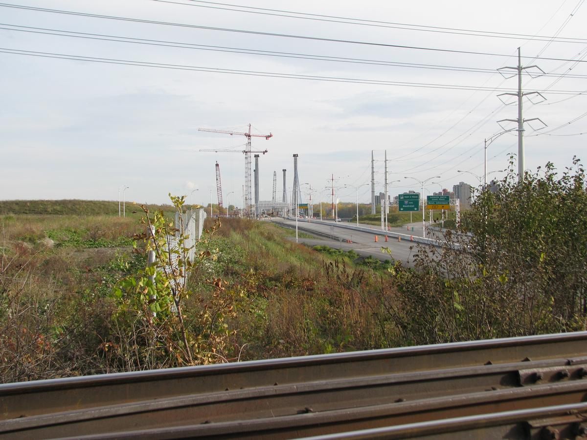 Aperçu du chantier à Laval depuis le viaduc ferroviaire du Canadien-Pacifique à un kilomètre du pont 