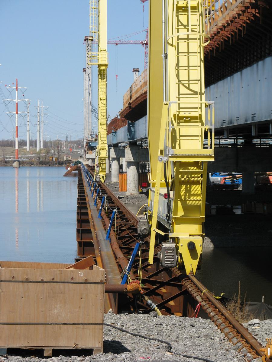 Fiche média no. 166853 Rail latéral amont sur lequel roulent les ponts portiques servant à transporter les matériaux de construction ainsi que des pièces pouvant peser plusieures dizaines de tonnes