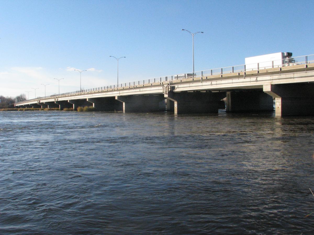 Fiche média no. 178018 Vue en direction ouest depuis la rive située du côté est du pont Louis Alexandre-Taschereau sur la rivière aux Outaouais. Il relie Dorion (comté de Vaudreuil Soulanges) à Pincourt sur l'île Perrot. Autoroute du Souvenir, A-20 entre Montréal et Toronto