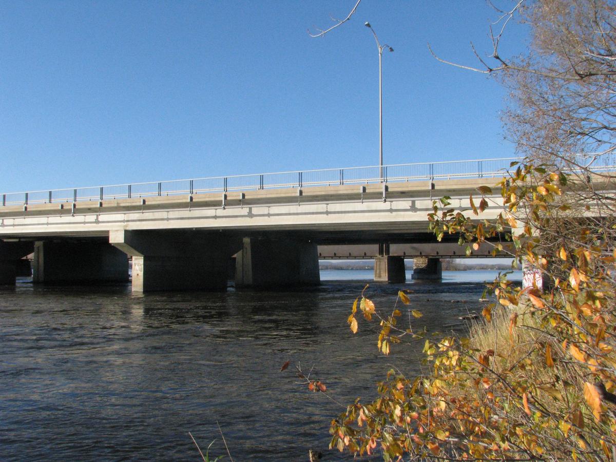 Fiche média no. 178019 Vue en direction ouest depuis la rive située du côté est du pont Louis Alexandre-Taschereau sur la rivière aux Outaouais. Il relie Dorion (comté de Vaudreuil Soulanges) à Pincourt sur l'île Perrot. Autoroute du Souvenir, A-20 entre Montréal et Toronto