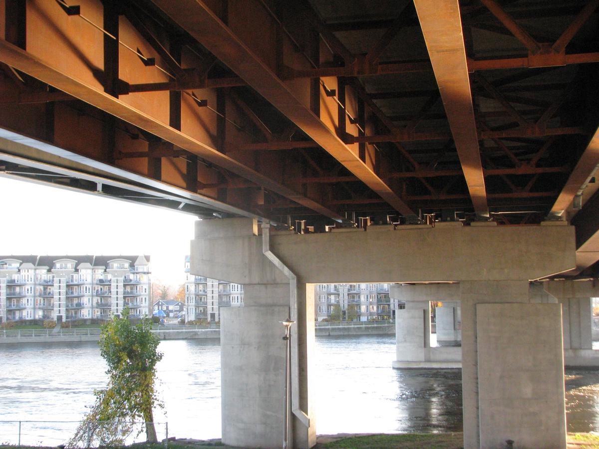 Fiche média no. 178042 Vue dans le détail de la structure avec ses profilés d'acier (poutres longitudinales) consolidées à l'aide d'entretoises; pont en direction est, rivière aux Outaouais