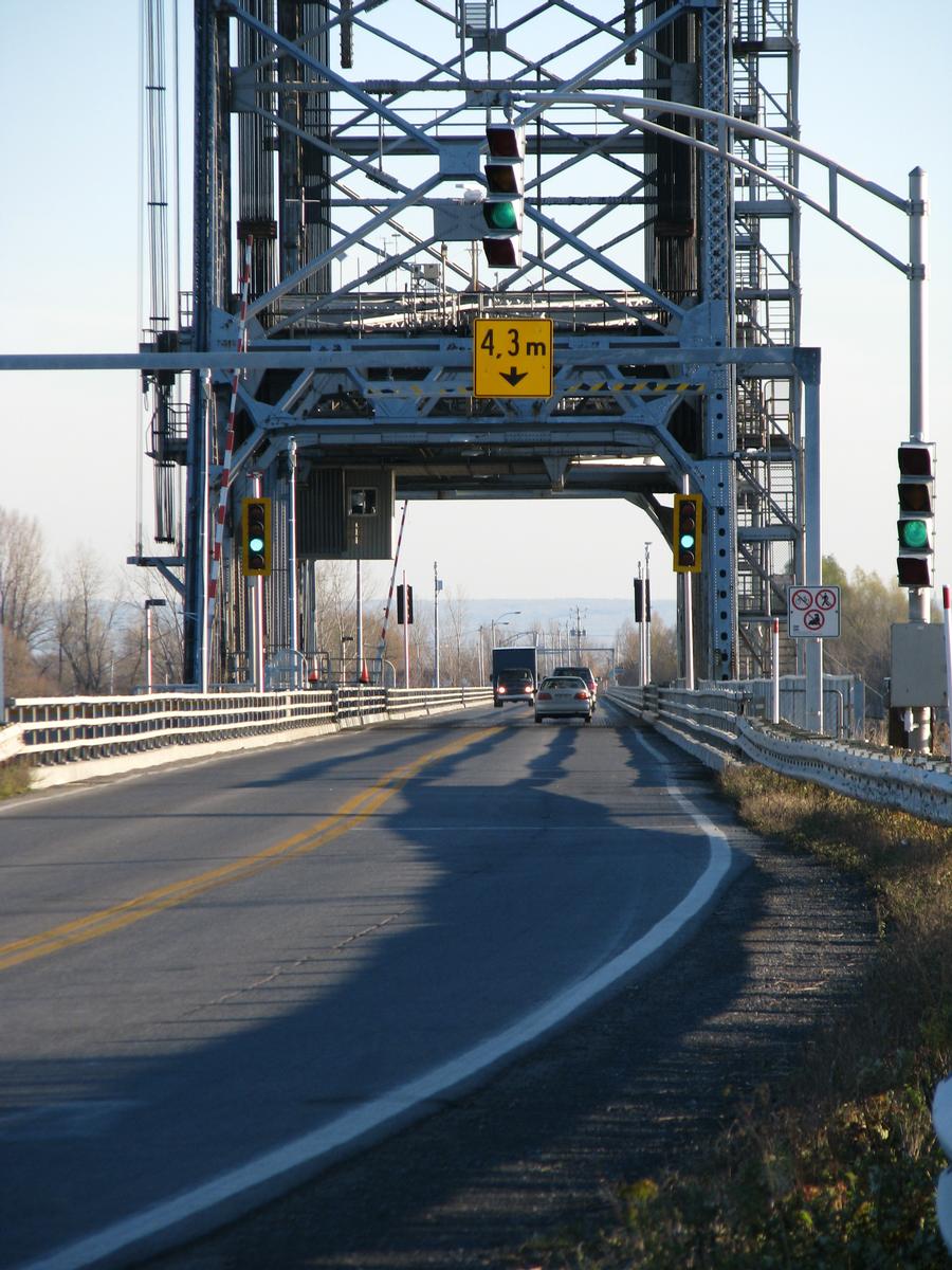 Agrandissement et vue en détail de la route passant dans la structure métallique du pont-levis 
