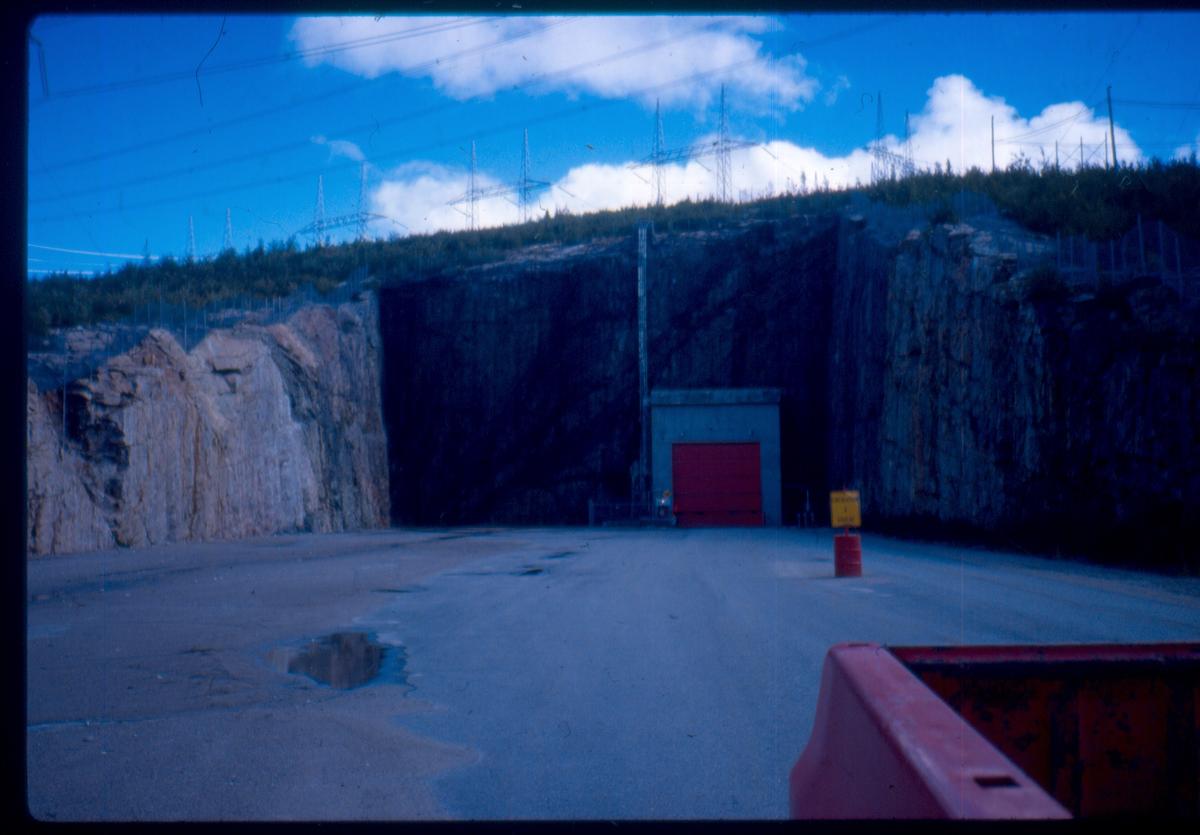 Aménagement hydroélectrique de la Baie James Entrée de la centrale Robert-Bourassa; derrière cette porte un tunnel long de douze-cents mètres descend en direction gauche vers la centrale