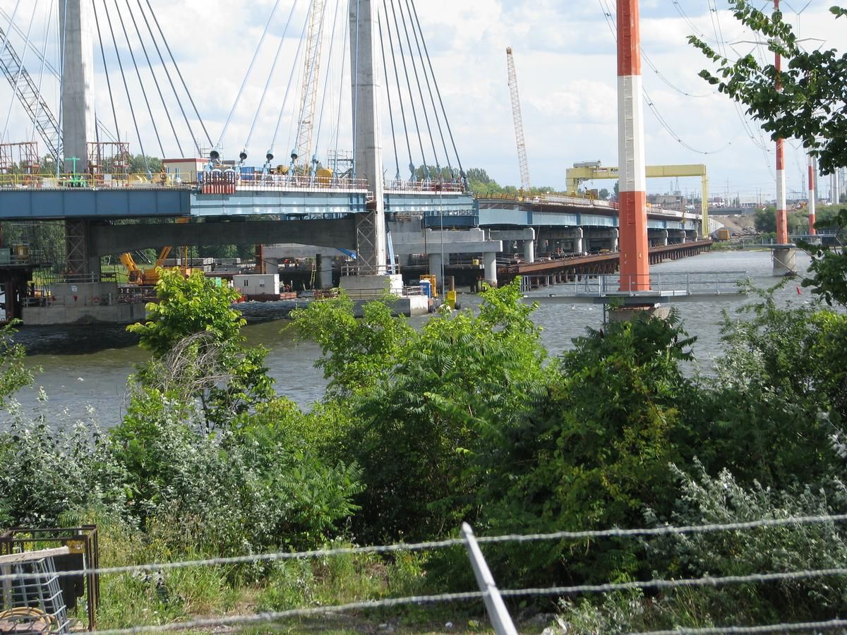 Vue d'ensemble du pont au téléobjectif depuis Laval, On perçoit l'ouvrage du pylône sud et ce jusqu'a Montréal 
