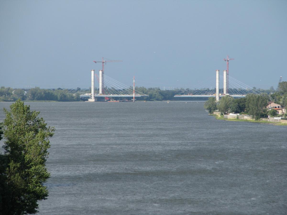 Aperçu de l'avancement des travaux, photo prise au téléobjectif depuis le pont Pie-IX qui est distant d'environ cinq kilomètres 