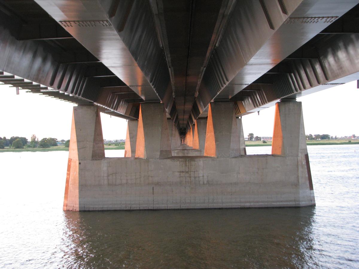 Fiche média no. 185996 Le tablier de ce pont est soutenu par quatre séries de poutres caisson; Les poutres caisson sont toutes perpendiculairement contreventées entre elles par des étrésillons