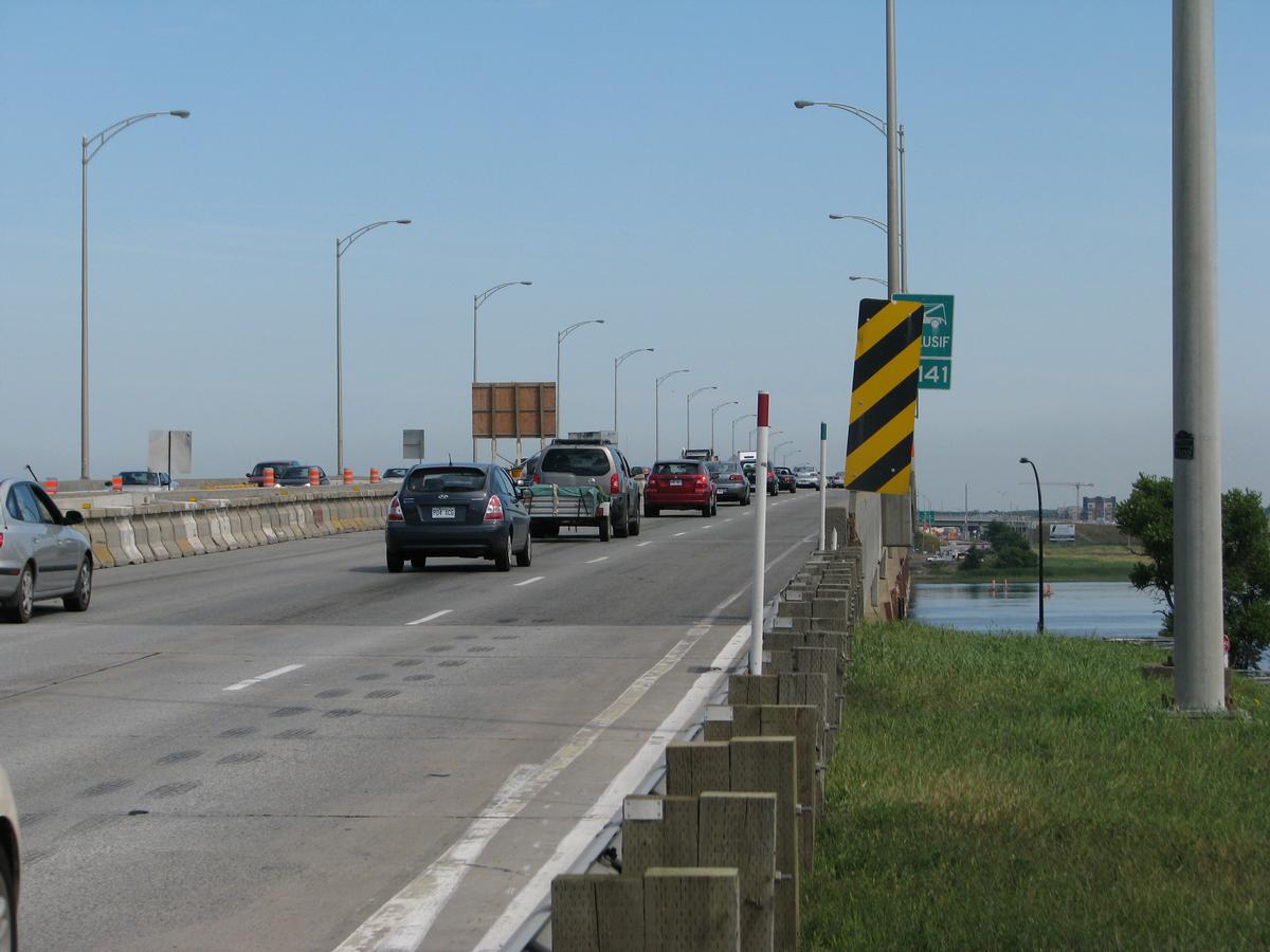Fiche média no. 186006 Pont Charles-de Gaulle à l'extrémité est de l'Île de Montréal, sur l'autoroute Félix-Leclerc la A-40; en regardant vers l'est, en direction de Trois-Rivières Qc Ca